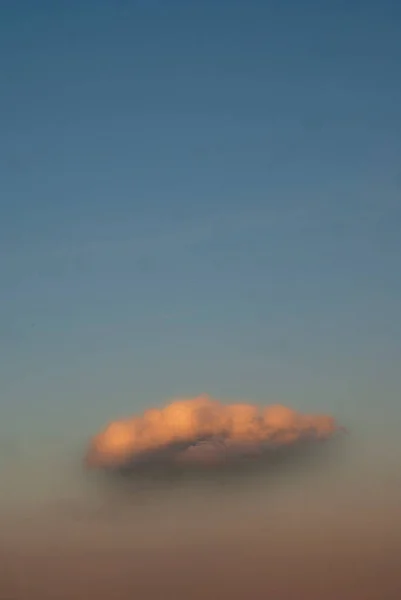 日没時に暗い青空に赤い雲 — ストック写真