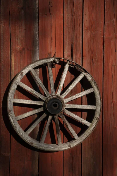 Vintage Houten Wagen Wiel Rode Houten Rustieke Muur — Stockfoto