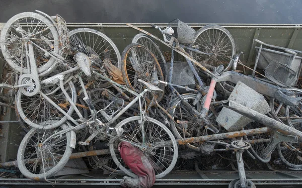 Mit Einem Haufen Rostiger Schlammiger Fahrräder Aus Einem Fluss Geborgen — Stockfoto