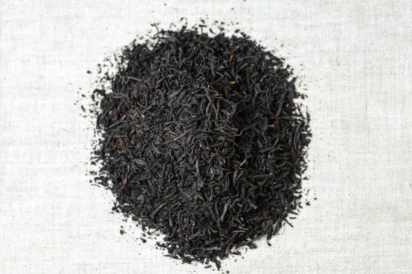 Schwarzer Tee locker trocken auf weißem Hintergrund — Stockfoto