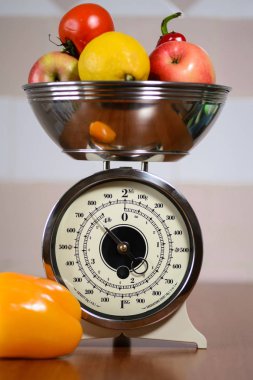 Meyve ve sebze ile Retro ölçek