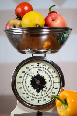 Meyve ve sebze ile Retro ölçek