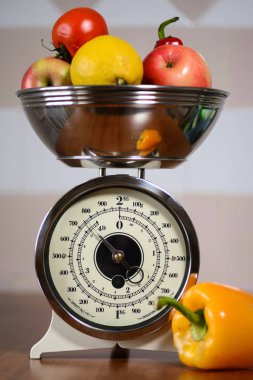 Meyve ve sebze ile Retro ölçek
