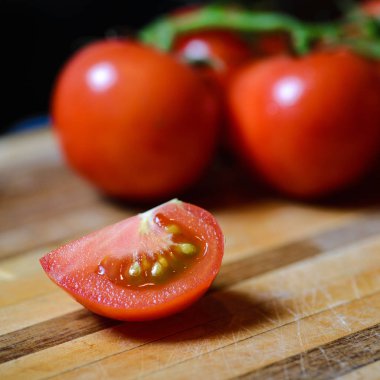 Ahşap tahtaüzerinde Domates