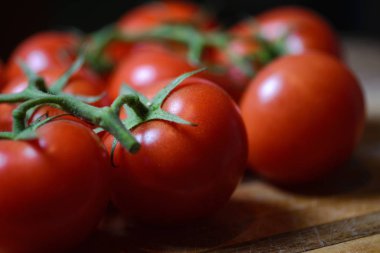 Ahşap tahtaüzerinde Domates