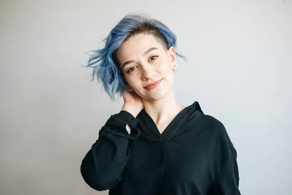 Uma Menina Bonita Com Cabelo Azul Está Sorrindo Fotografia De Stock