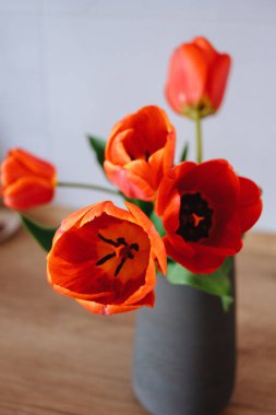 Tahta masadaki vazoda bir buket lale.