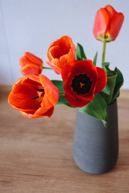 Tahta masadaki vazoda bir buket lale.