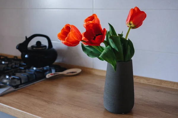 Buquê Tulipas Vaso Mesa Madeira — Fotografia de Stock