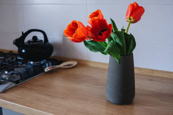 Buquê Tulipas Vaso Mesa Madeira — Fotografia de Stock