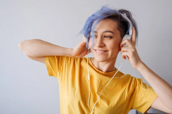 Mulher Estilo Rock Com Fones Ouvido Ouvindo Música Fotografia De Stock