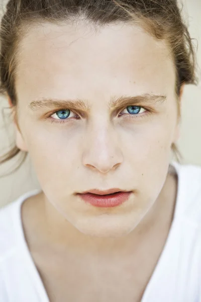 Młody facet z niebieskimi oczami — Zdjęcie stockowe