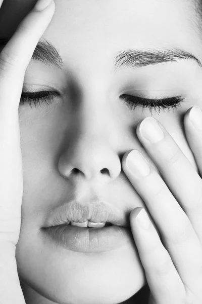 Menina com os olhos fechados — Fotografia de Stock