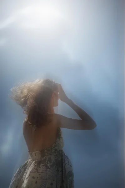 Menina à luz do sol na praia — Fotografia de Stock