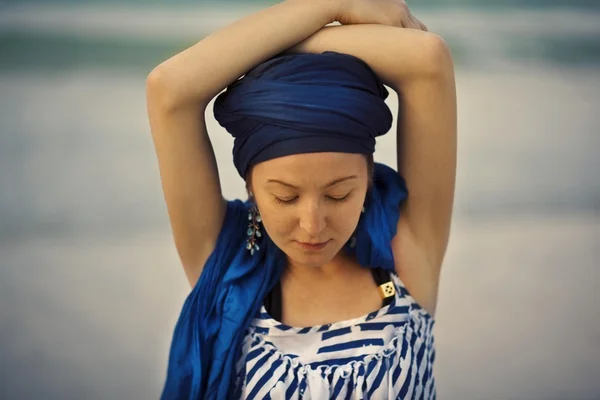 Chica en un turbante azul — Foto de Stock