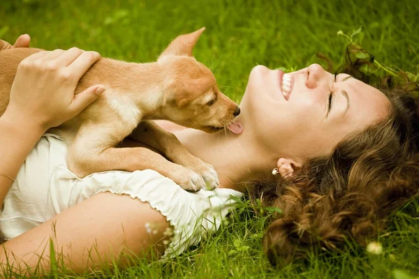 Mulher feliz com seu cão no parque — Fotografia de Stock