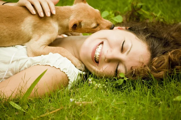 Donna felice con il suo cane nel parco — Foto Stock