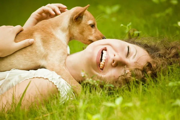 Lycklig kvinna med hennes hund i parken — Stockfoto