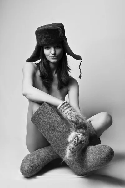 Chica desnuda en botas y un sombrero de piel — Foto de Stock