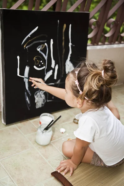 Niña dibuja un cuadro de acrílico — Foto de Stock