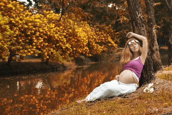 Schwangere in der Natur — Stockfoto