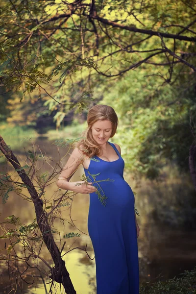 Femme enceinte dans une robe bleue — Photo