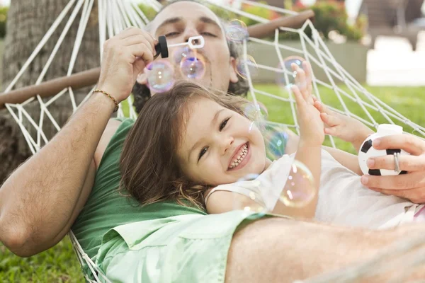 Pai e filha em uma rede — Fotografia de Stock