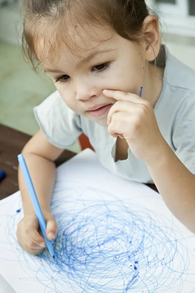 Bambino disegna un disegno — Foto Stock