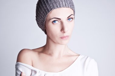 Örgü şapkalı şık kız portresi