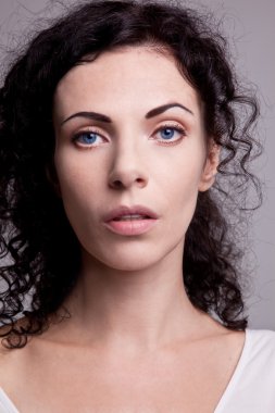 Kıvırcık asil mavi gözlü kadın