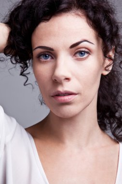 Kıvırcık asil mavi gözlü kadın