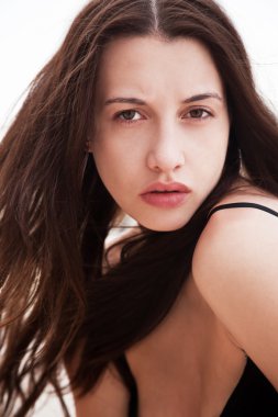 gözleri piercing derin bir kadınla