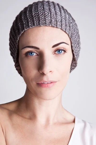Ragazza elegante in un cappello a maglia — Foto Stock