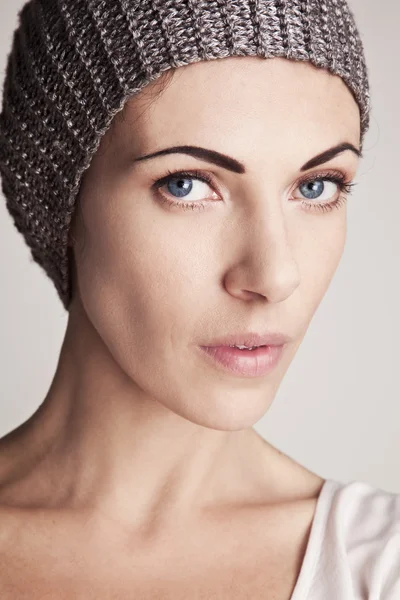 Ragazza elegante in un cappello a maglia — Foto Stock