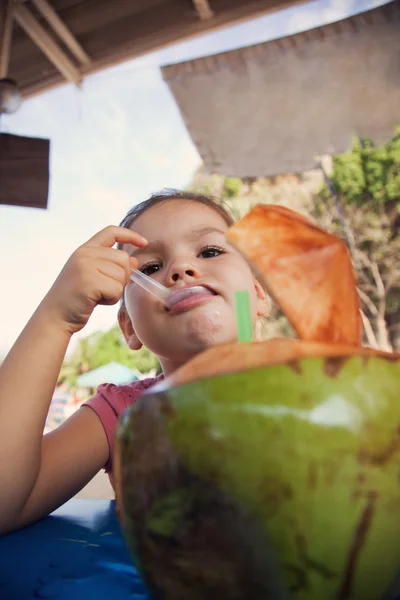 Dívka nápoje kokosové mléko — Stock fotografie