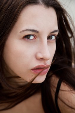 gözleri piercing derin bir kadınla