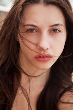 gözleri piercing derin bir kadınla