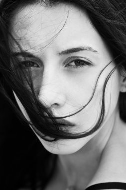 gözleri piercing derin bir kadınla