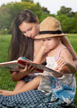 Anne ve kızı bir kitap okuma