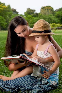 Anne ve kızı bir kitap okuma