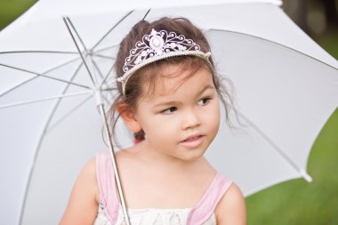 Prenses parkta şemsiye