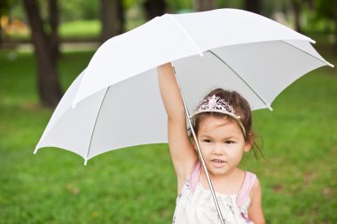 Prenses parkta şemsiye