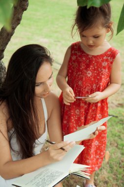 Anne ve kızı fotoğraflarına bakmaktan