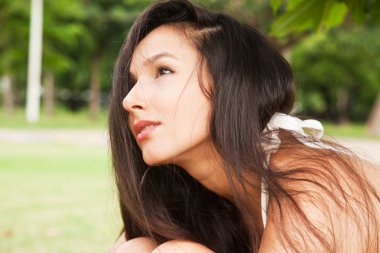 Portrit parkta güzel kızın