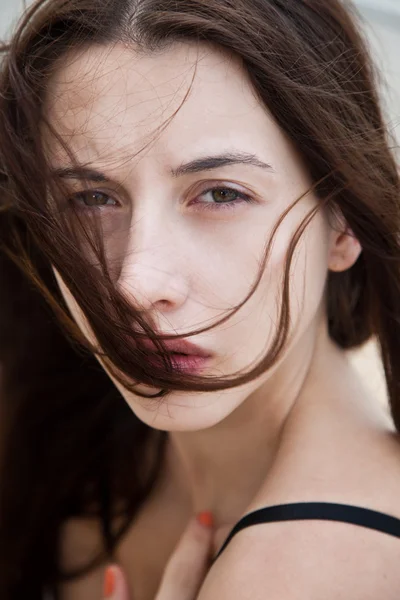 Vrouw met een piercing ogen diepe — Stockfoto