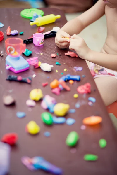 Manos de niña esculturas de arcilla — Foto de Stock