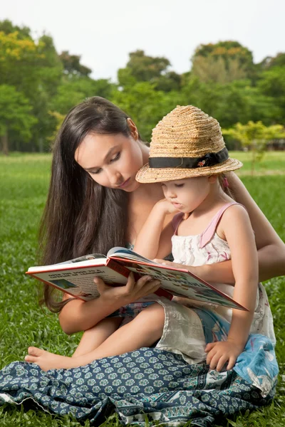 Mom and daughter reading a book — Stock Photo, Image