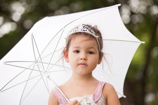 Принцесса в парке с зонтиком — стоковое фото