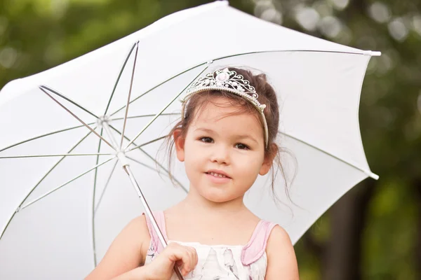 Принцеса в парку з парасолькою — стокове фото