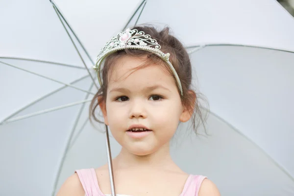 Princesa no parque com guarda-chuva — Fotografia de Stock